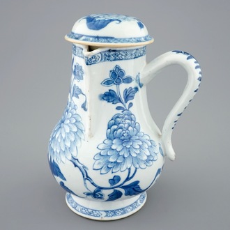 Une verseuse couverte en porcelaine de Chine bleu et blanc, Kangxi